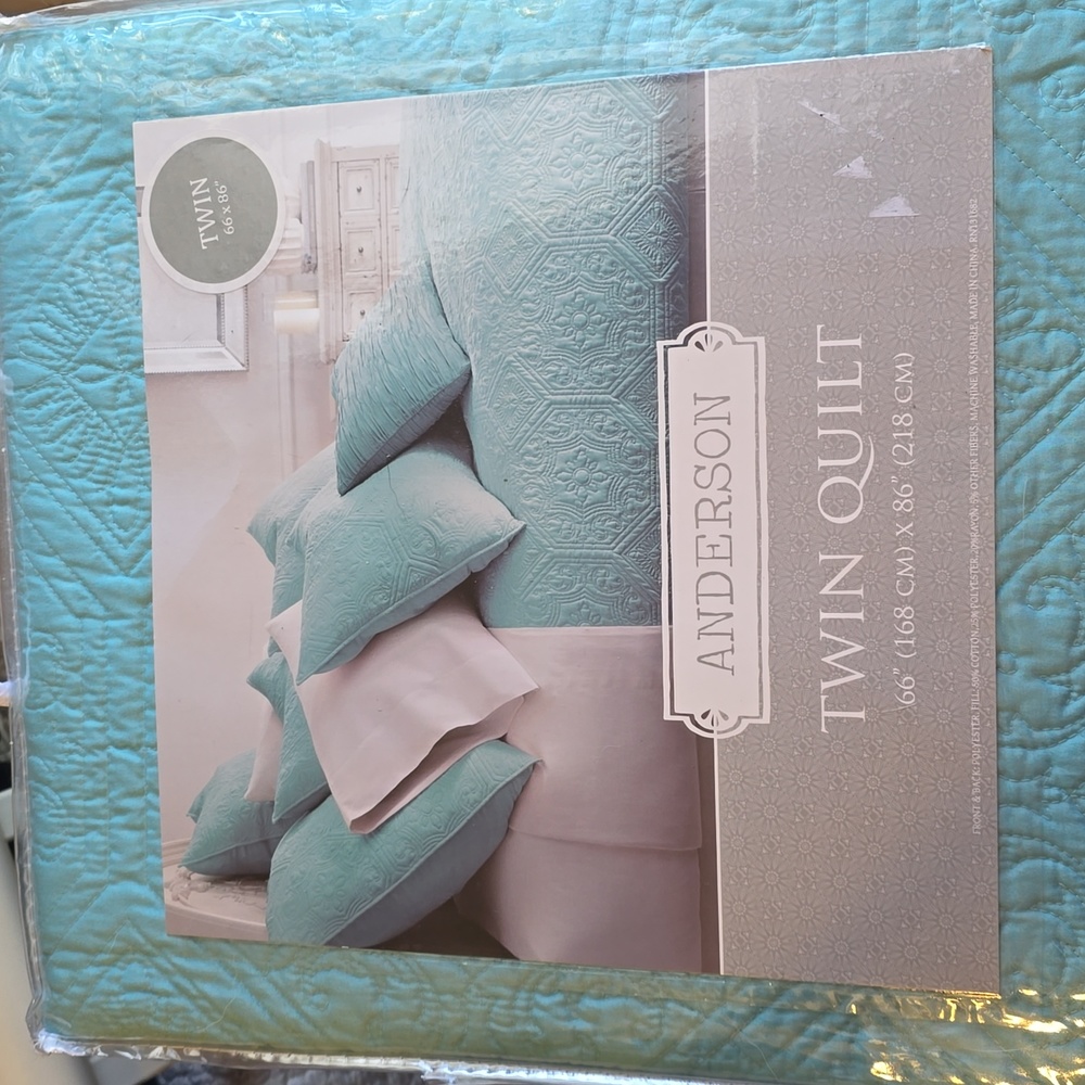 Anderson Turquoise twin quilt 66 x 86 in